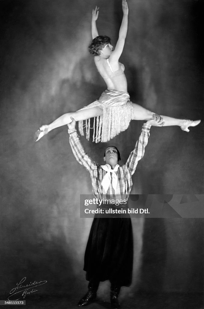 Germany Free State Prussia Berlin Berlin: Equilibrists The dancing couple Florence & Grip performs a lifting posture in a show at Berlin's Wintergarten (vaudeville theater) - undated, probably 1928 - Photographer: Ernst Schneider - Vintage property o