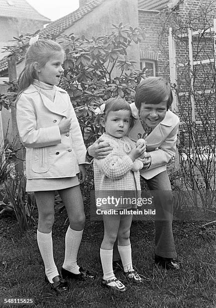 People, children, two girls and a boy posing, aged 7 to 9 years, aged 3 to 4 years, aged 11 to 13 years, Birgit, Andrea, Frank -