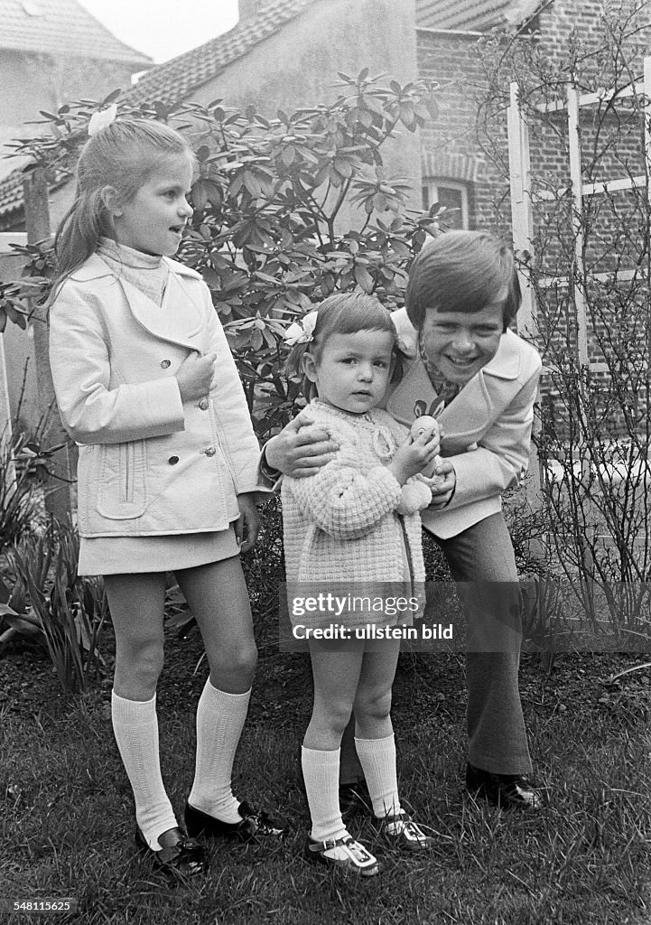 People, children, two girls and a boy posing, aged 7 to 9 years, aged 3 to 4 years, aged 11 to 13 years, Birgit, Andrea, Frank - 11.04.1971