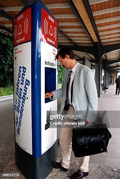 Mann auf dem Bahnhof Lichterfelde an einer Infosäule / Notrufsäule - 1997