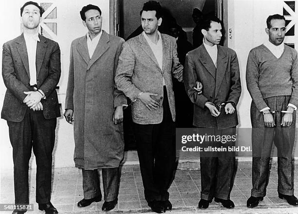 Algerien, Algerienkrieg, Unabhängigkeitskrieg: In einem 'Handstreich'-Unternehmen des Geheimdienstes fielen fünf politische Führer der algerischen...