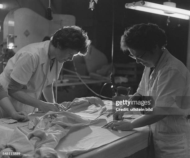 Frauen bei der Wäscheausbesserung und Neuanfertigung im Dienstleistungskombinat Magdeburg - 1961