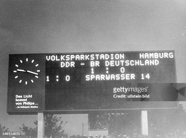 World Cup in Germany First round, Group 1 in Hamburg: West Germany 0 - 1 East Germany - the scoreboard with the final result -