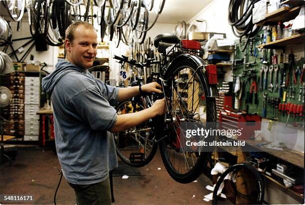 Fahrradladen 'Ostrad' in Berlin Prenzlauer Berg: Mitarbeiter kontrolliert ein Fahrrad in der Werkstatt - 1998