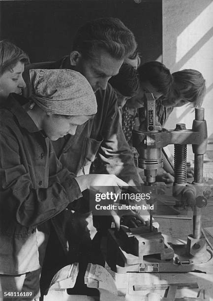 Leunawerke Merseburg : Schülerin mit Ausbilder an einer Bohrmaschine - 1964