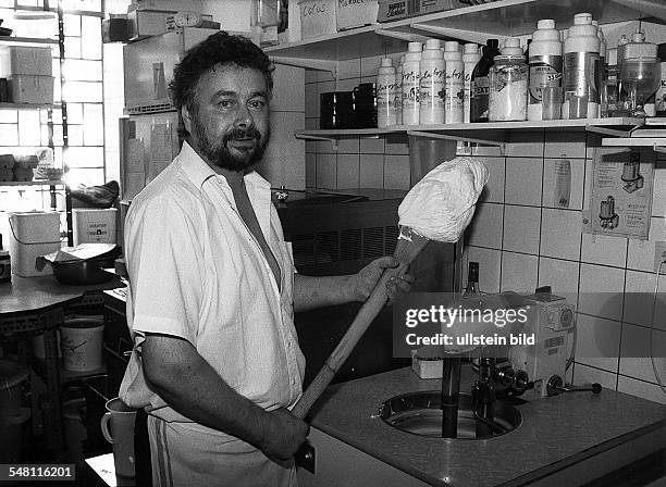 Jörg Jordanov bei der Eisfabrikation im Eiscafe 'Tropica'. - 00.07.1994