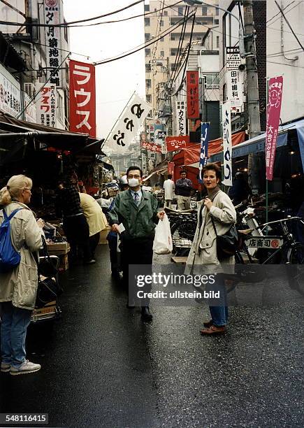 Japaner mit Atemschutz auf dem Fischmarkt in Tsukiji