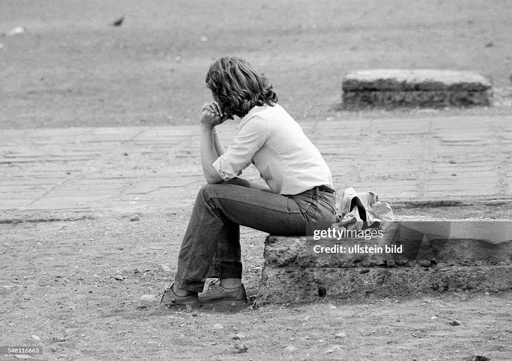 People, young woman sits on a wall, depression, thougtfulness, blouse, jeans trousers, aged 25 to 35 years, Spain, Canary Islands, Canaries, Tenerife, Los Cristianos - 15.04.1981
