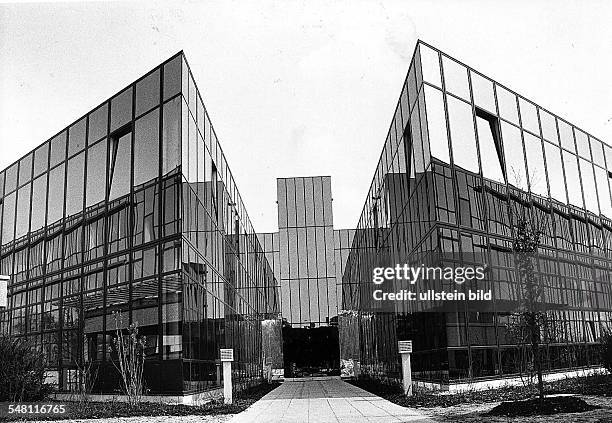 Das neue Zentrum der Stadtverwaltung Henningsdorf im dortigen Technologiepark in der Neuendorfstrasse - 1994