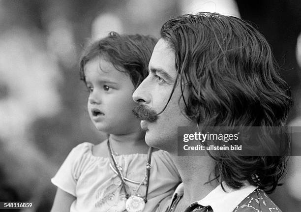 People, young father carries the little daughter in his arms, Brazilians, aged 25 to 35 years, aged 3 to 4 years, Brazil, Minas Gerais, Belo...