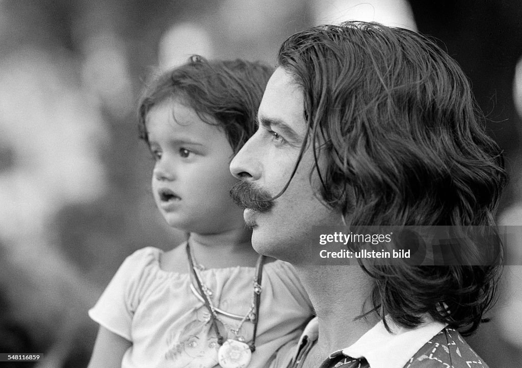 People, young father carries the little daughter in his arms, Brazilians, aged 25 to 35 years, aged 3 to 4 years, Brazil, Minas Gerais, Belo Horizonte - 31.01.1978
