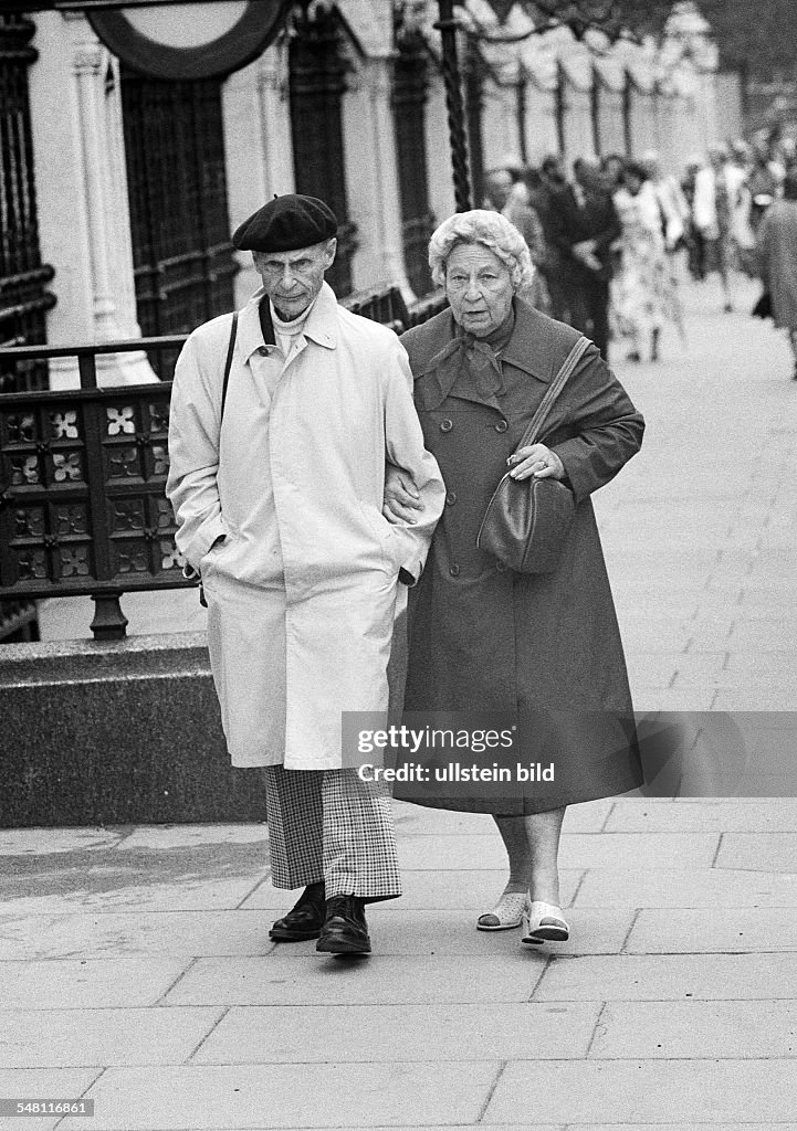 People, older couple takes a walk, aged 70 to 80 years, Great Britain, England, London - 02.06.1979