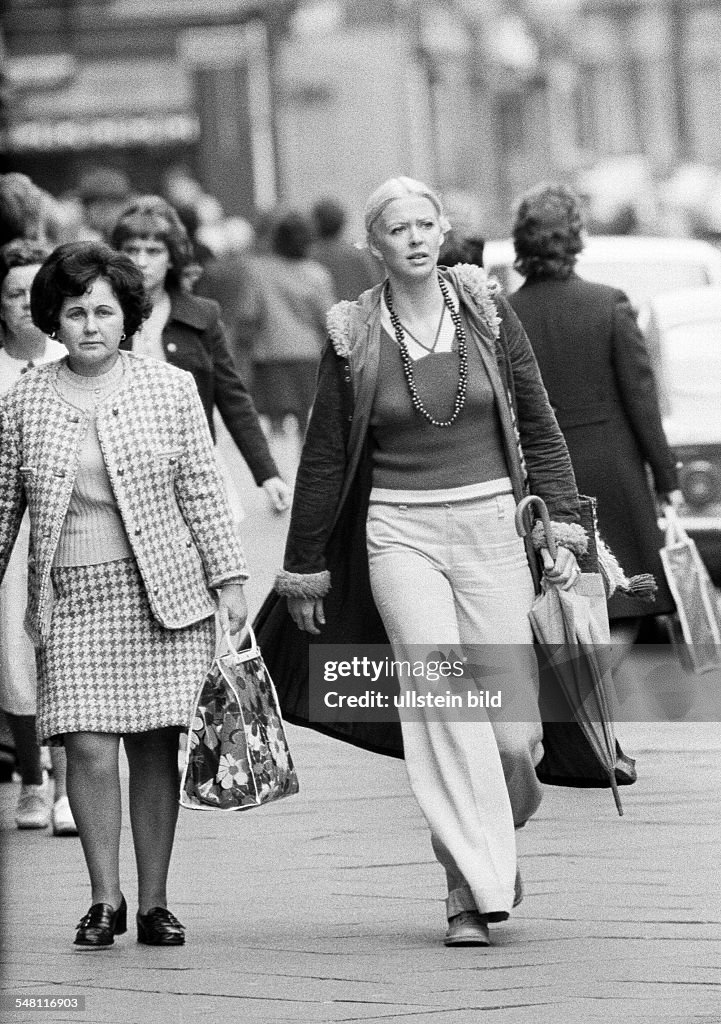 People, young woman, aged 30 to 40 years,woman, aged 40 to 50 years, pulli, jacket, trousers, female suit, stroll along the pedestrian zone, shopping, shopping bag, umbrella, freetime - 12.09.1972