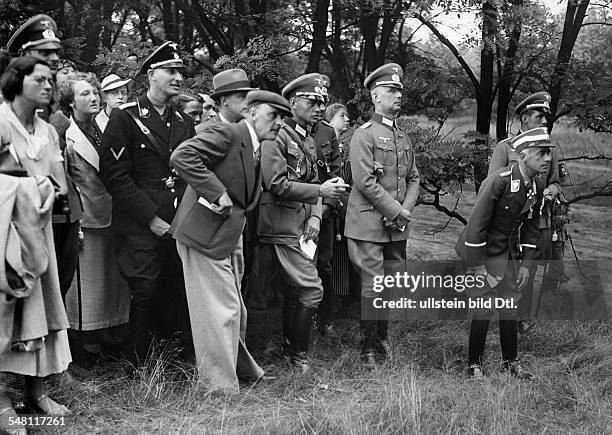 Olympische Spiele 1936 in Berlin - Reichssportfuehrer Hans v. Tschammer und Osten als Beobachter des Reitwettbewerbes auf dem Truppenuebungsplatz...