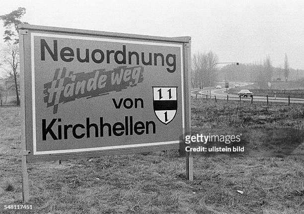 Municipality reform in Germany in the period between 1967 and 1978, communal reorganization, signboard on a willow near a country road indicating a...