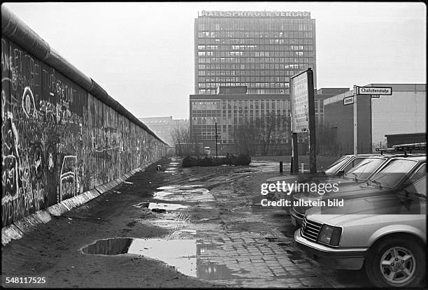 Federal Republic of Germany Berlin Kreuzberg - Berlin wall Charlottenstrasse / Zimmerstrasse in the district of Kreuzberg; in the background: the...