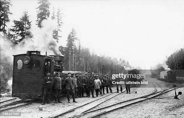 Verschiebestation der Feldeisenbahn in einem Waldgelände im Baltikum. Spätherbst 1915