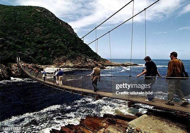 Tsitsikama - Nationalpark: Touristen auf einer Hängebrücke über der Mündung des Storm River - 1997