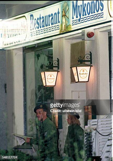 Zwei Polizisten bewachen den Eingang zum Restaurant 'Mykonos' in der Prager Straße, in dem am 17.09.92 vier kurdische Exilpolitiker der "Kurdischen...