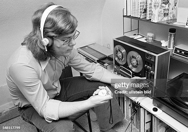 People, young man at his tape recorder, earphone, stopwatch in his hand, freetime, hobby, long-haired, aged 25 to 30 years, Wilfried -