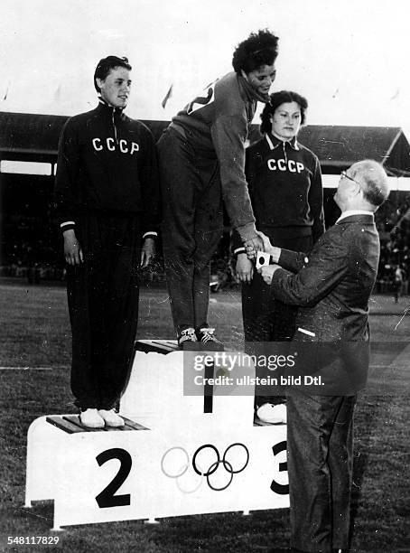 Siegerehrung für die Diskuswerferinnen Goldmedaille für die Tschechoslowakin Olga Fiketova mit einem Rekord von 53,69 m, Platz 2 für die sowjetische...