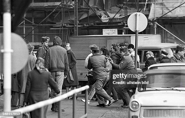 Berlin DDR, . Den Abschluss des Besuchs des Regierenden Buergermeisters in Ostberlin nutzten ausreisewillige Buerger um vor der Staendigen Vertretung...