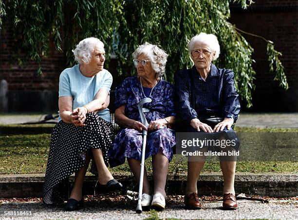 Drei alte Frauen auf einer Bank - 1998