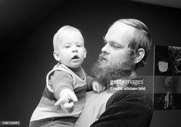 People, young father carries the little daughter in his arms, aged 30 to 40 years, aged 1 to 2 years, Volker, Judith -