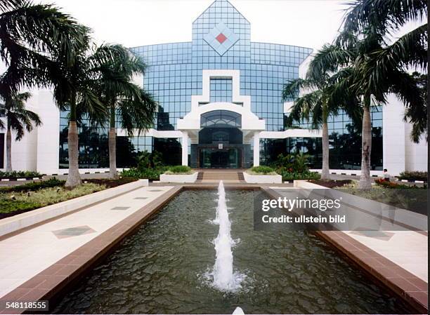 International Business Center am Inya See in Rangun , in dem ausländische Firmen ihre Büros haben, u.a. Die Deutsche Bank - Mai 1997