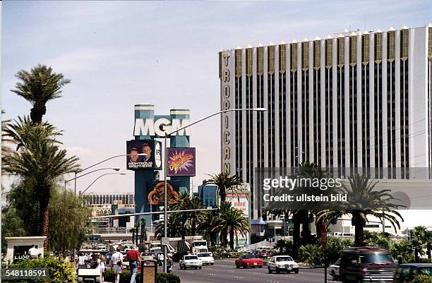 Blick auf die Tropicana Avenue / Ecke Las Vegas Boulevard, rechts das Tropicana Hotel - Mai 1997