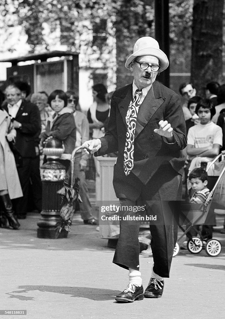 Humour, people, visitors on a sqare have fun with a costumed comedian, aged 60 to 70 years, Great Britain, England, London - 02.06.1979