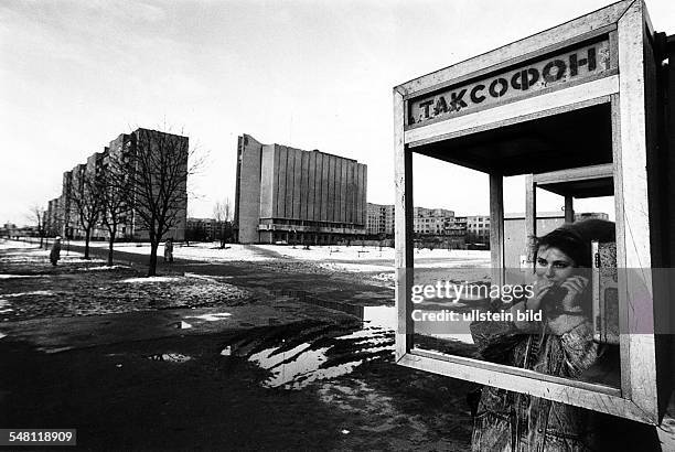 Junge Frau in einer Telefonzelle im Stadtzentrum von Minsk - 00.02.1995