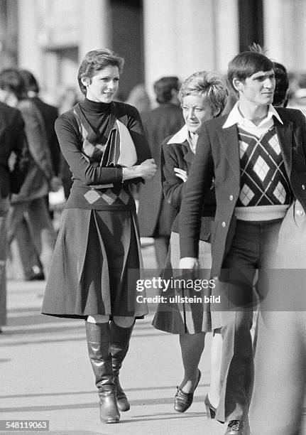 People, pedestrian zone, woman, aged 25 to 30 years, woman, aged 35 to 40 years, man, aged 25 to 30 years, waistcoat, skirt, boats, jacket, France,...