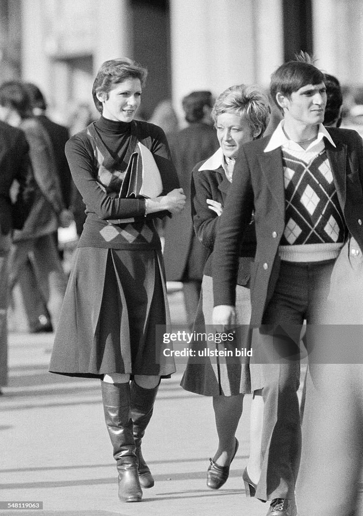 People, pedestrian zone, woman, aged 25 to 30 years, woman, aged 35 to 40 years, man, aged 25 to 30 years, waistcoat, skirt, boats, jacket, France, Paris - 09.02.1975