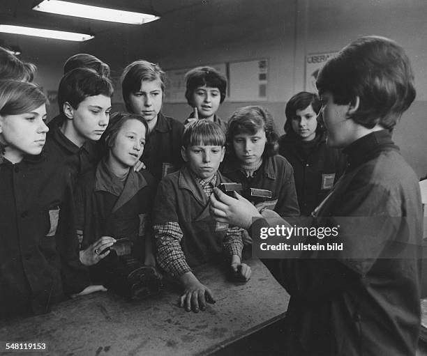 In der Filmfabrik Wolfen: Schüler mit einer Ausbilderin im polytechnischen Kabinett - 1967