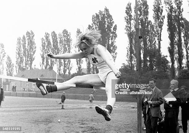 Sports, Athletics, sports meeting 1965 in the Jahn Stadium Bottrop, high jump, women, high jumper of RW Oberhausen, D-Bottrop, Ruhr area, North...