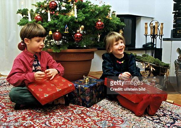 Kinder mit Geschenken unterm Weihnachtsbaum - 1996