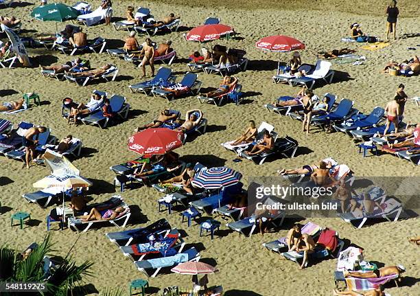 Urlauber liegen am Strand in der Sonne - 1996