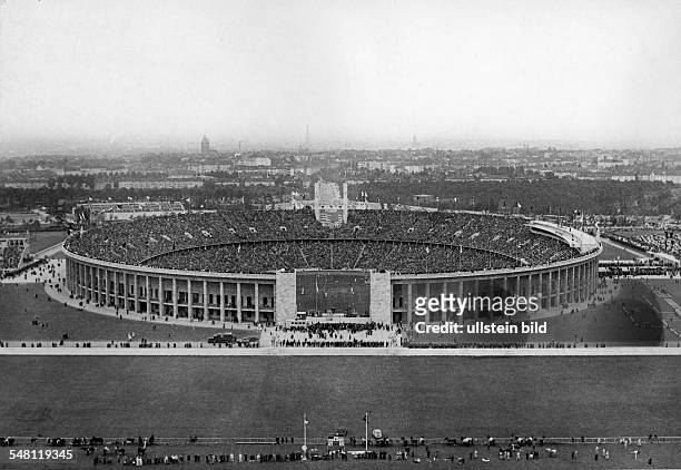 Olympische Spiele 1936 in Berlin - Blick vom Glockenturm ueber das Maifeld auf die vollbesetzten Raenge des Olympiastadions; in der Mitte: das...