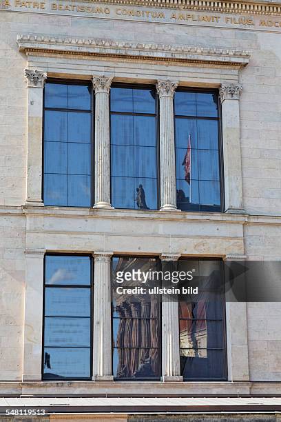 Deutschland - Berlin - Mitte: Das "Neues Museum" - Detail der restaurierten Fassade, in den Fenstern spiegelt sich die "Alte Nationalgalerie"