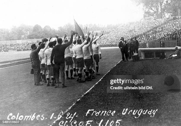 Frankreich - Uruguay im Stade de Colombes - Die uruguayanischen Spieler jubeln gemeinsam nach ihrem Sieg auf der Aschenbahn den Zuschauern zu.