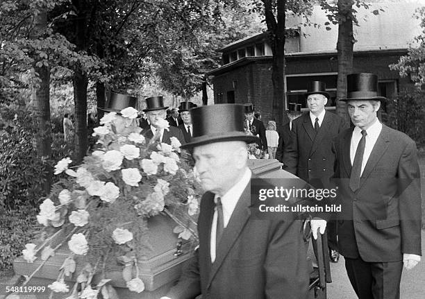 People, death, burial, mourning, pallbearer, casket, mourning clothes, silk hat, black garment, black necktie, aged 50 to 70 years -