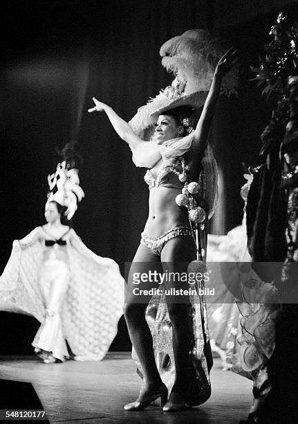 Cultural event 1972 in the Schauburg Bottrop, Brazilian dancing group in costumes, aged 20 to 30 years, D-Bottrop, Ruhr area, North Rhine-Westphalia -