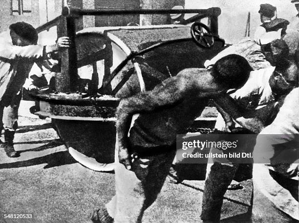Concentration camp prisoners during forced labor Road construction: Pulling of a road roller n.p. - undated