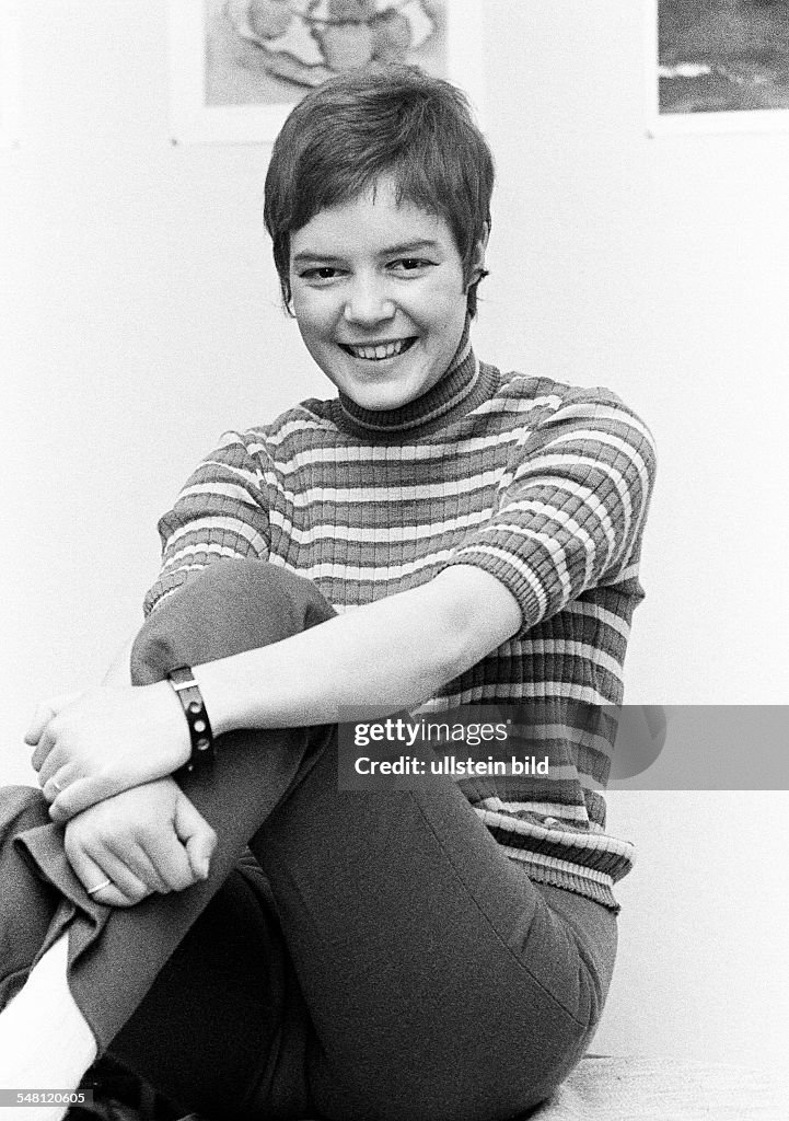 People, young girl, jersey, sweater, trousers, portrait, aged 18 to 22 years, Monika - 14.12.1969
