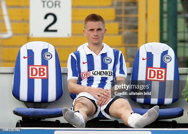 Wichniarek, Artur - Football, Striker, Hertha BSC Berlin, Poland - sitting alone on the substitutes' bench