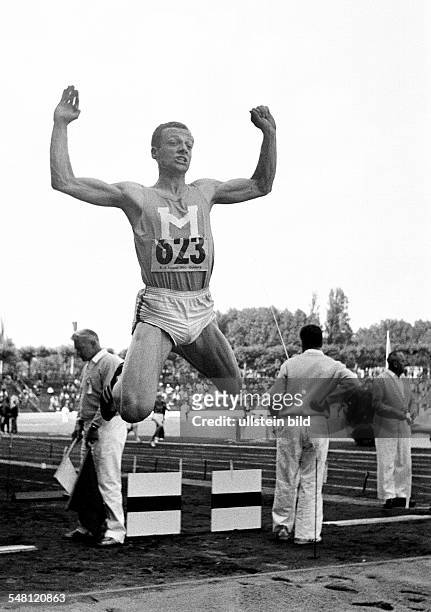 Sports, athletics, German Championships in Athletics 1965 in Duisburg, Wedau Stadium, nowadays MSV Arena, triple jump, men, Michael Sauer of USC...