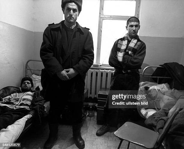 Besucher in einer Schwerverletztensstation im Krankenhaus von Rayon - 1996