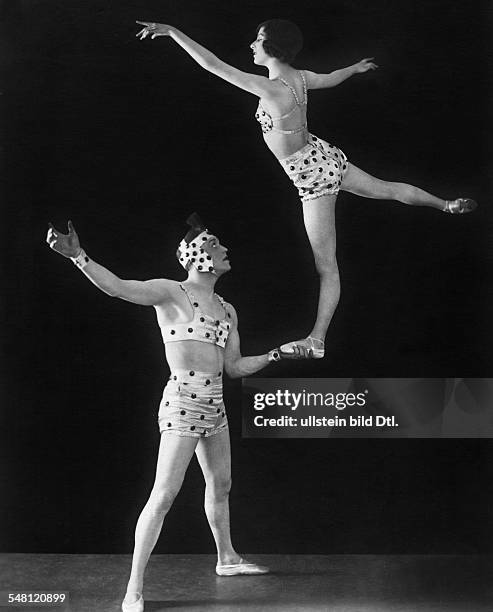 Acrobatics Acrobatic and dancing couple Balliol & Merton - - Vintage property of ullstein bild