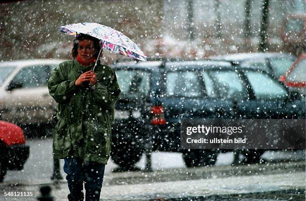 Frau mit Regenschirm bei Schneefall - März 1995